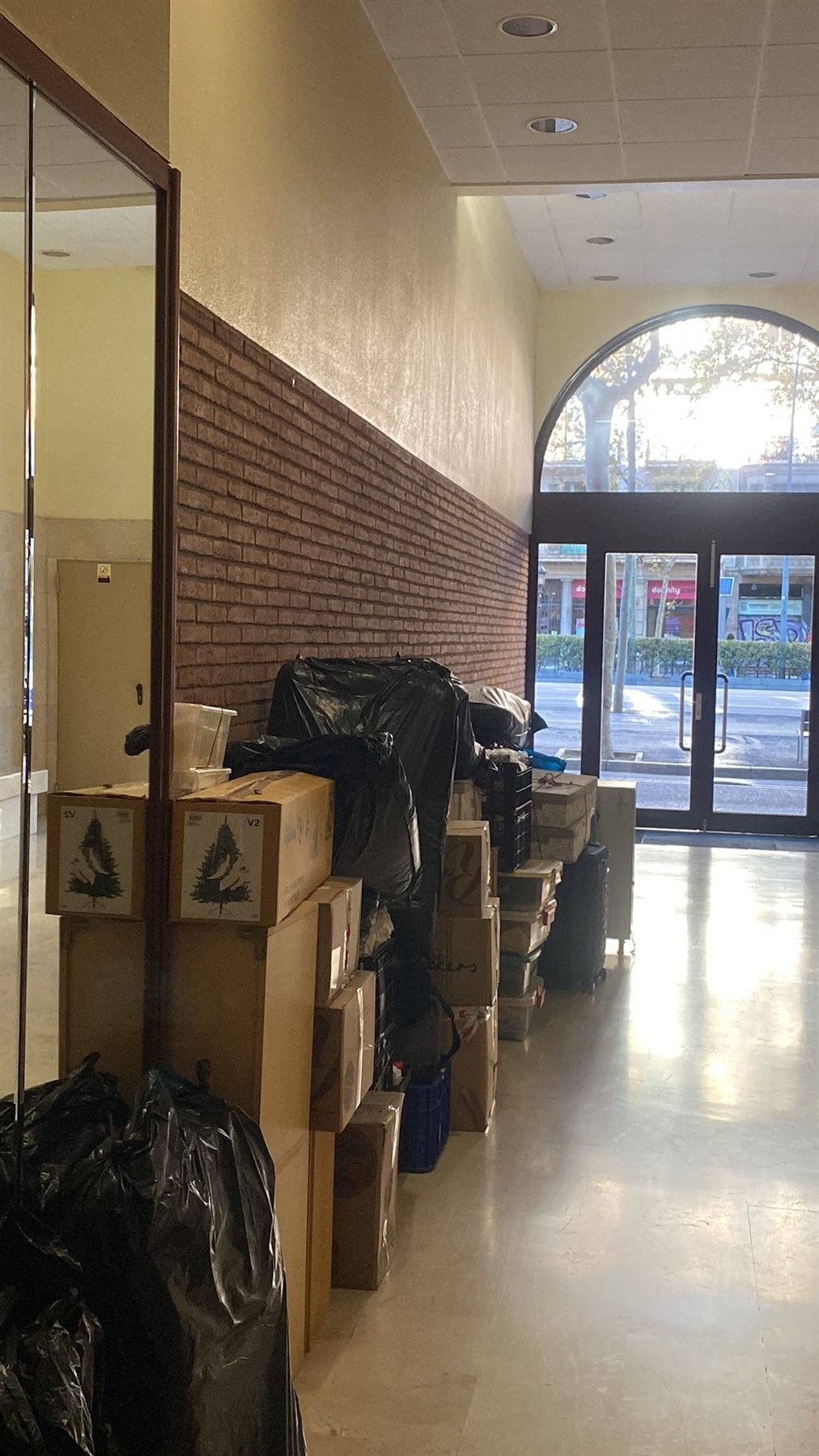 Cajas de mudanza apiladas en la entrada de un edificio