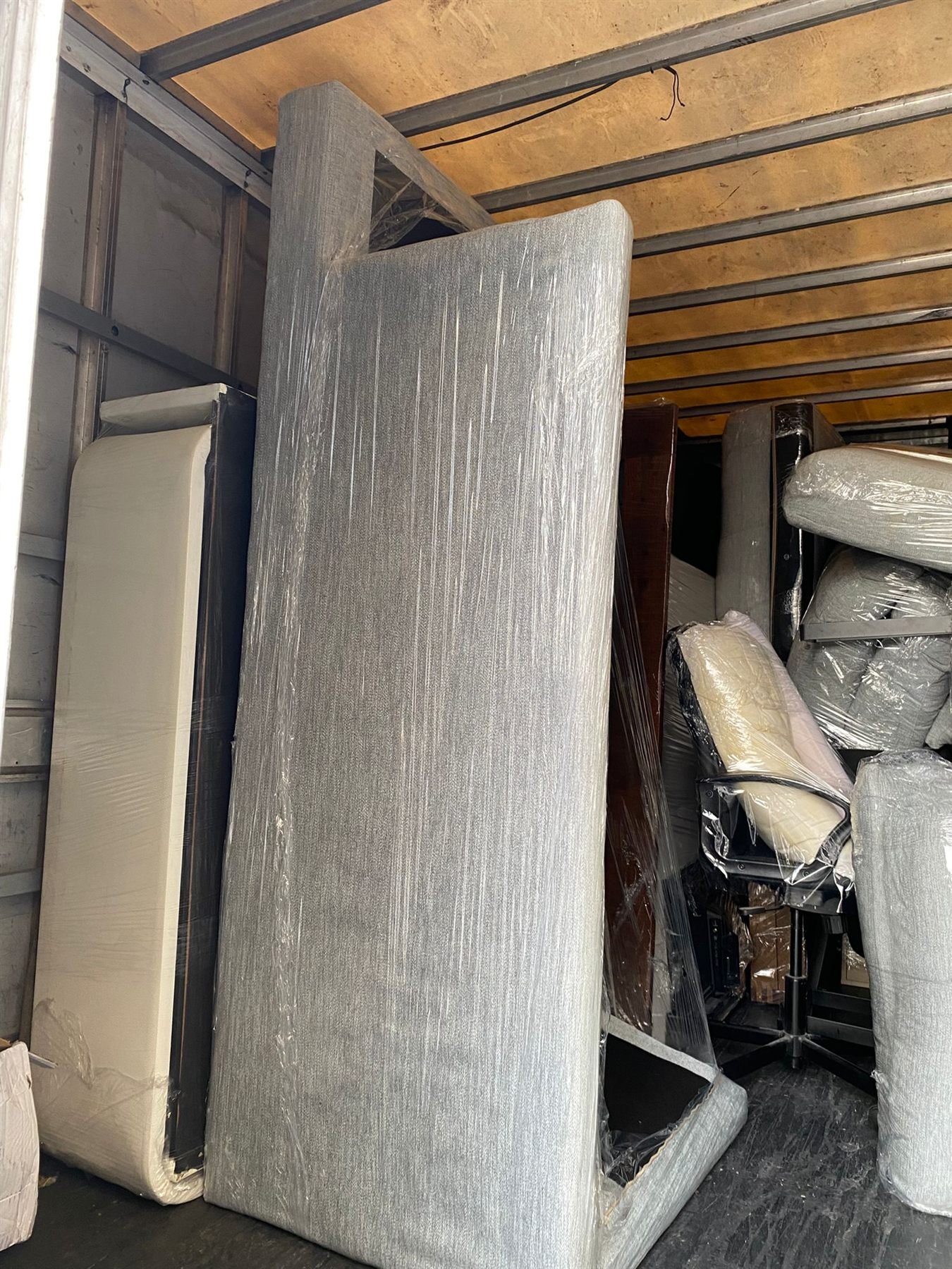 Colchones y muebles envueltos en film protector antes de la mudanza