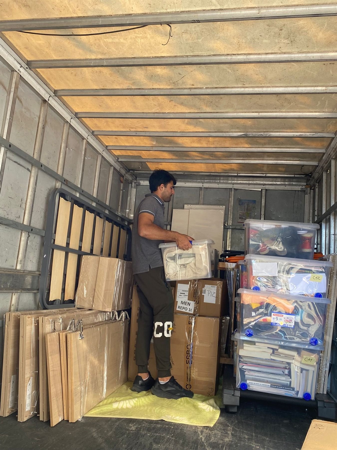 Operario de NRF Mudanzas cargando cajas etiquetadas en el camión