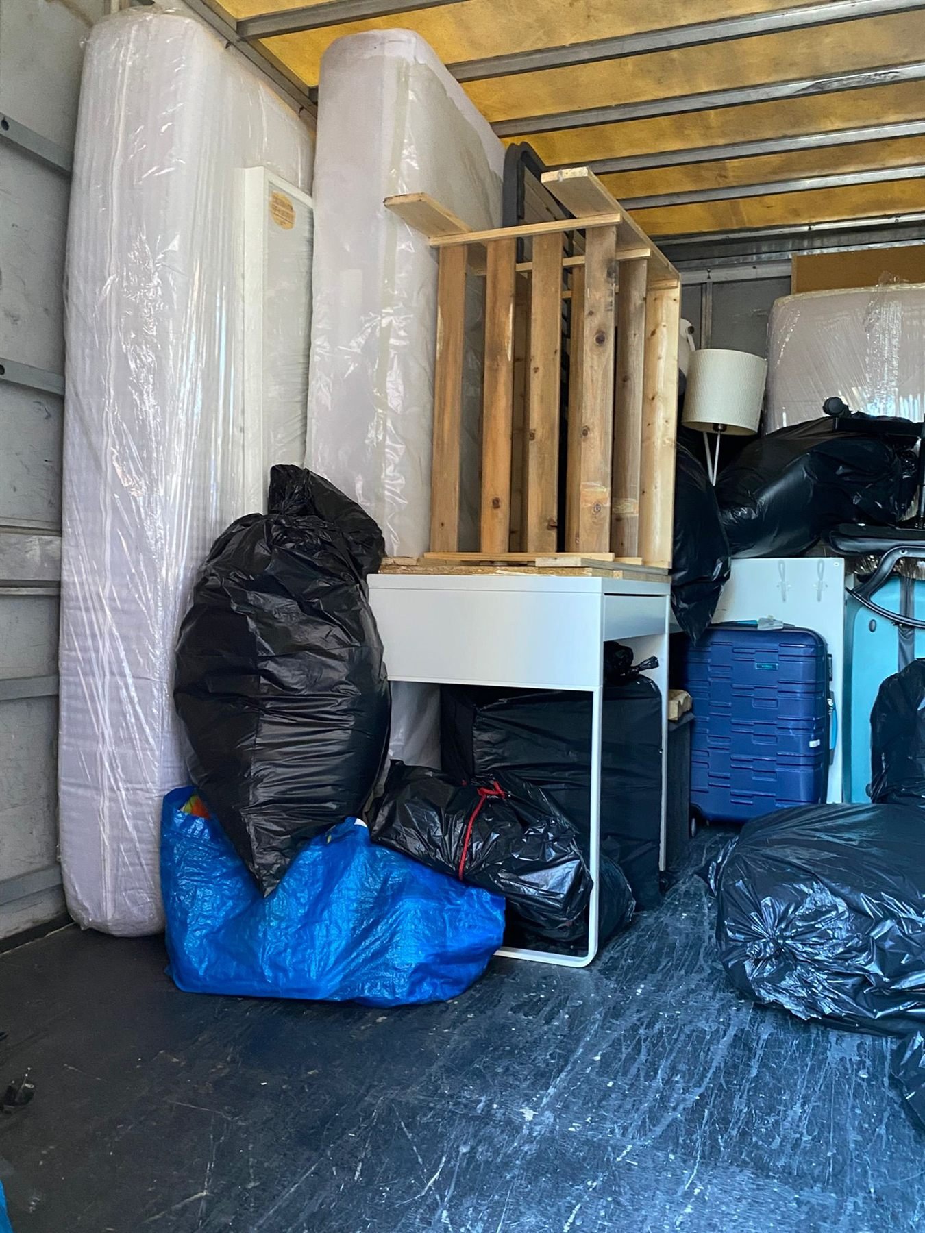 Muebles protegidos y almacenados en el guardamuebles
