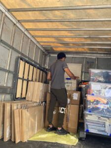Furgoneta de NRF Mudanzas cargada con cajas y muebles embalados