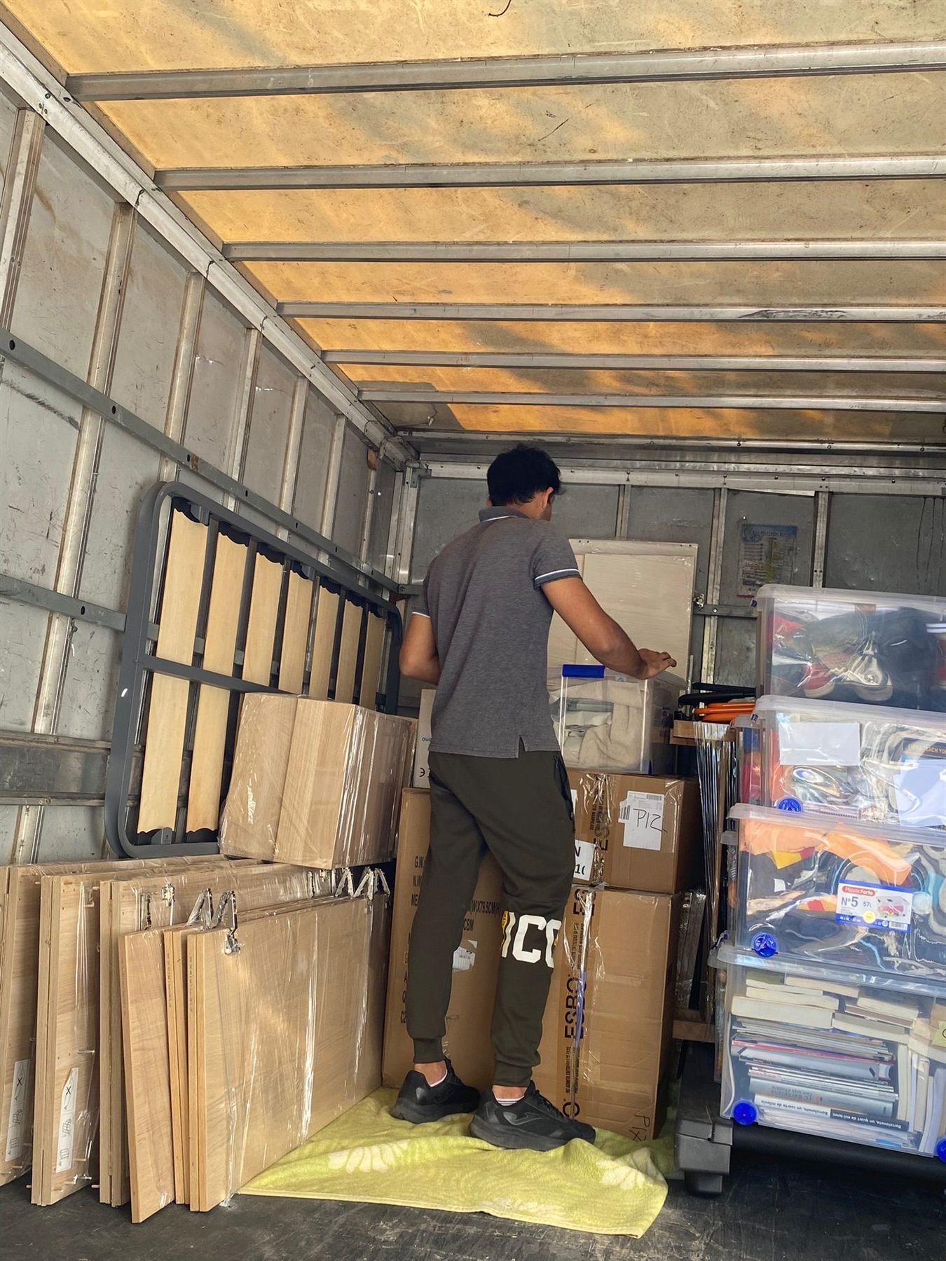 Furgoneta de NRF Mudanzas cargada con cajas y muebles embalados