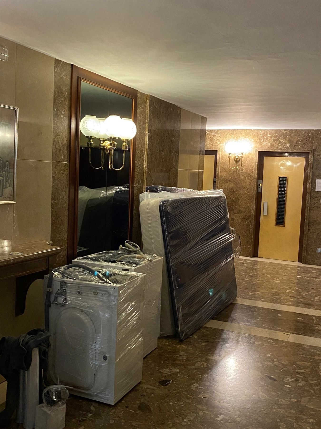 Electrodomésticos embalados en el portal de un edificio de Barcelona