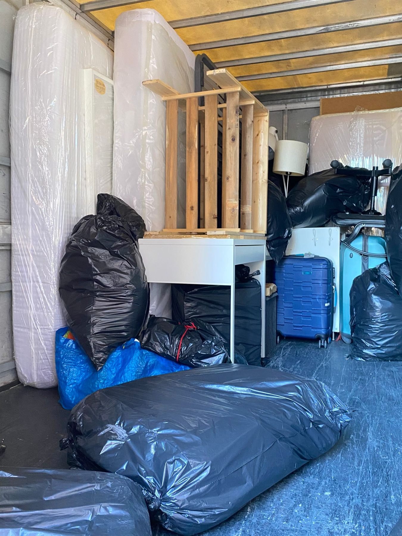 Colchones y muebles protegidos y colocados en el interior del camión